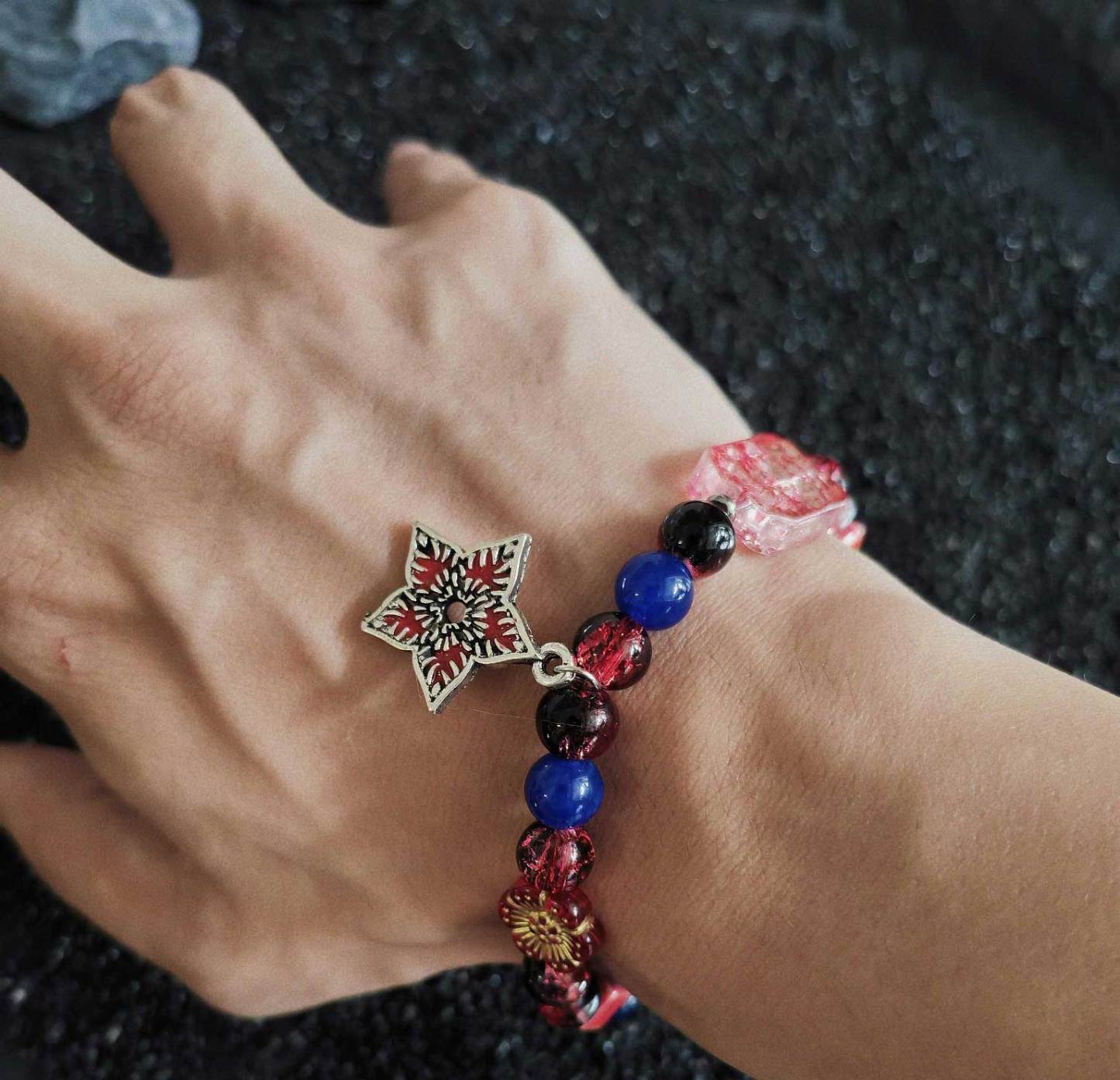 Stranger Things Inspired Crystal Bead Bracelet with Alloy Flower Charm, Upside Down Star Pendant, Lucky Crystal Energy Jewelry for Fans, Handmade Hawkins Themed Accessory, Gift for Women Men, Supernatural Collectible Fan Bracelet