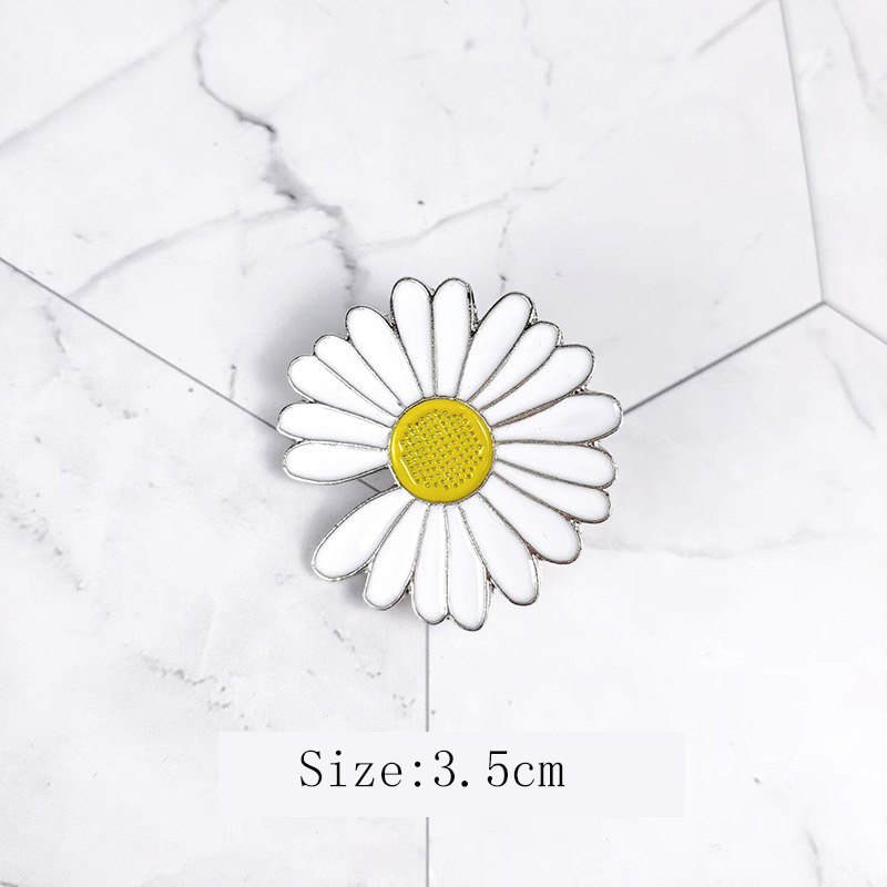 G-DRAAGON Ins The Same Notch Small Daisy GD Badge Sunflower Accessory Brooch