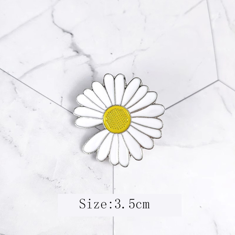 G-DRAAGON Ins The Same Notch Small Daisy GD Badge Sunflower Accessory Brooch