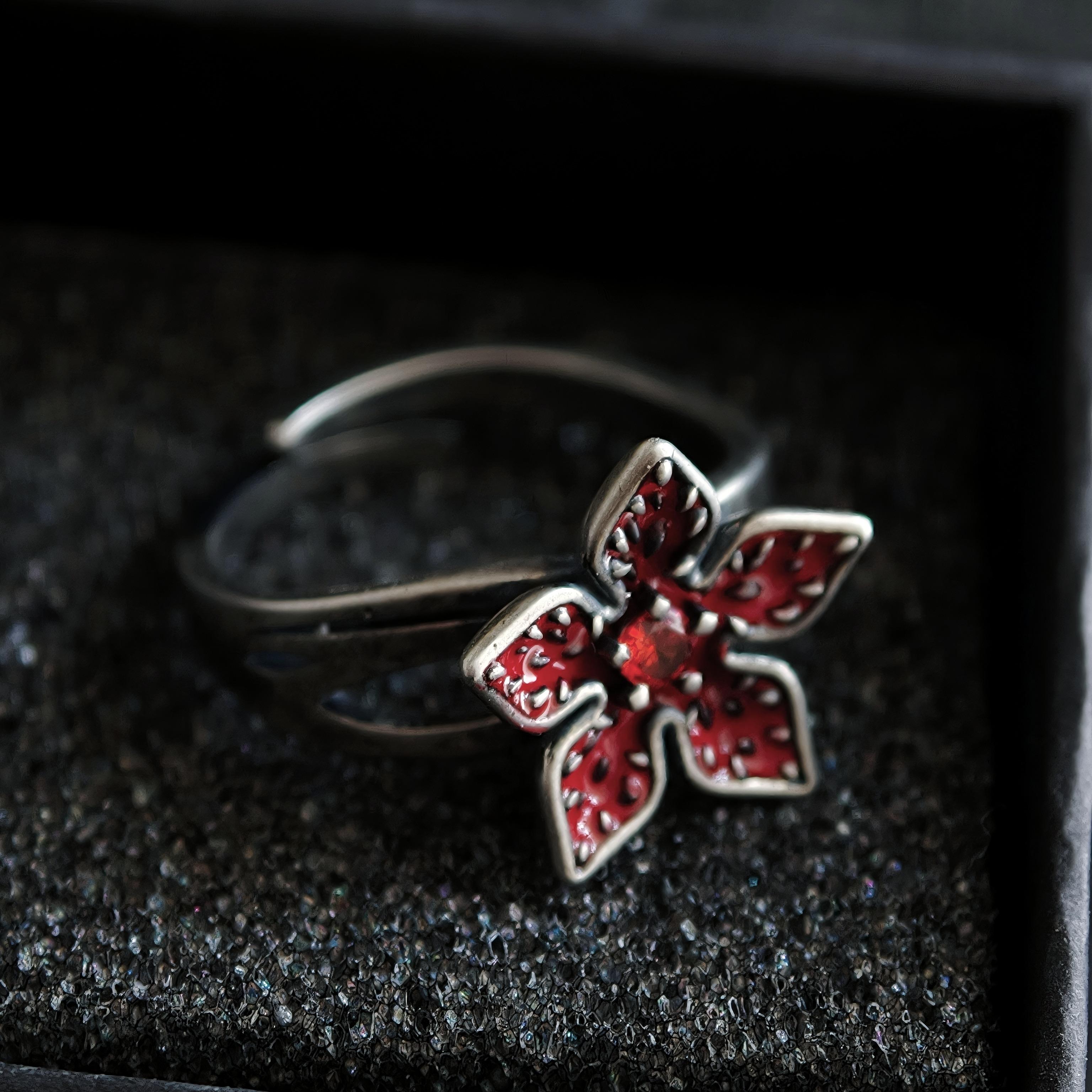 Stranger Things Inspired Demon Flower Ring, Adjustable Alloy Horror Charm Jewelry, Upside Down Red Petal Ring for Fans, Supernatural Statement Accessory, Hawkins Themed Collectible Gift for Women Men, Vintage Dark Fantasy Style Jewelry