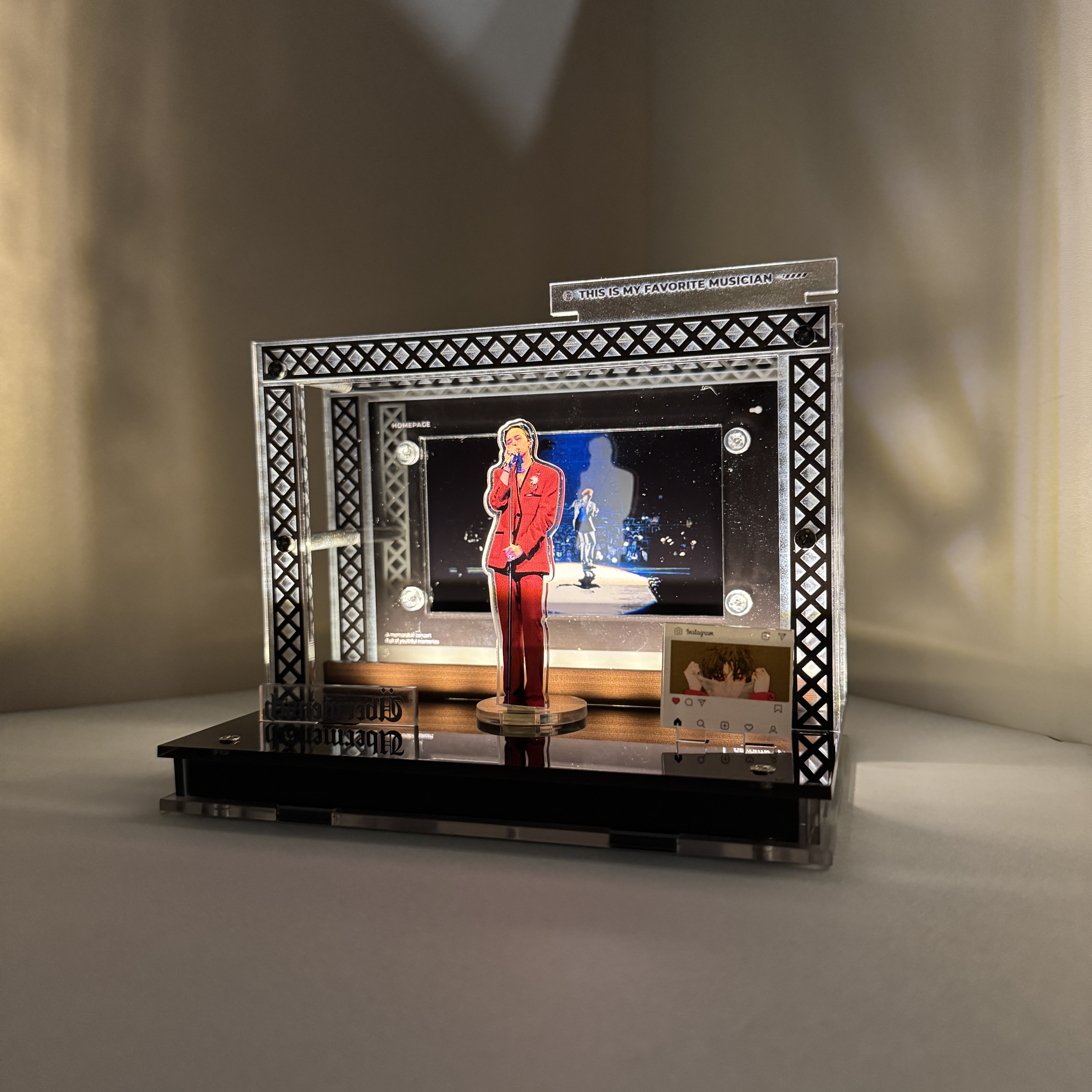 [G-Dragon] Bigbang GD Kpop Concert Commemorative NFC Music Acrylic Stage Themed Ornament Fans Collectible Merch, Wireless Bluetooth Speaker Desk Decor for K-POP Fans​