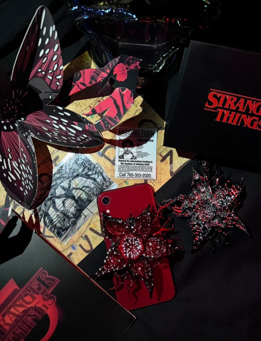 Stranger Things Upside Down Demon Flower Phone Stand | Red Monster-Inspired Phone Holder | Creative Horror-Themed Mobile Decor Accessory