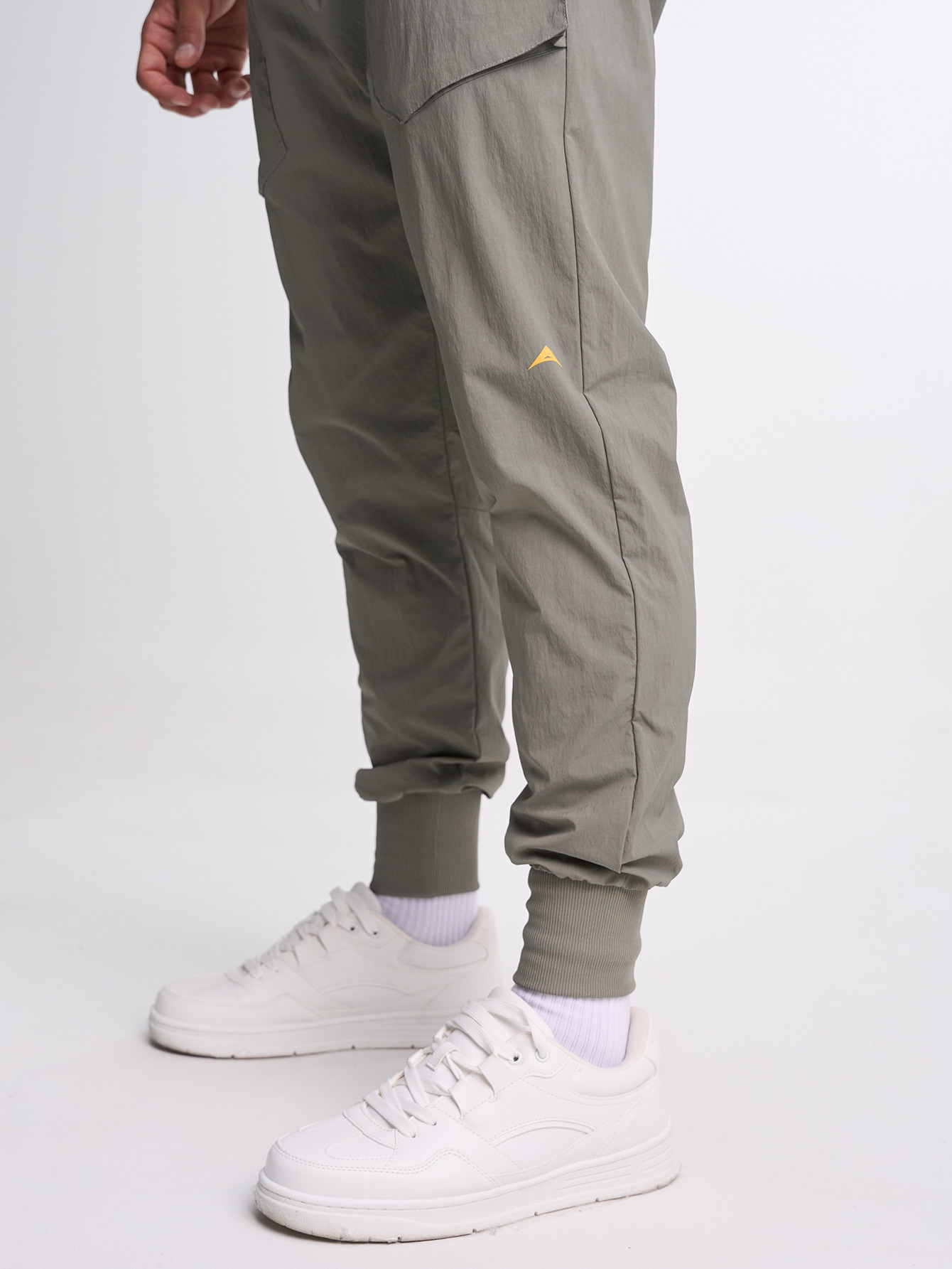 Men's Elastic Waist Zipper Pocket Casual Tapered Sports Pants