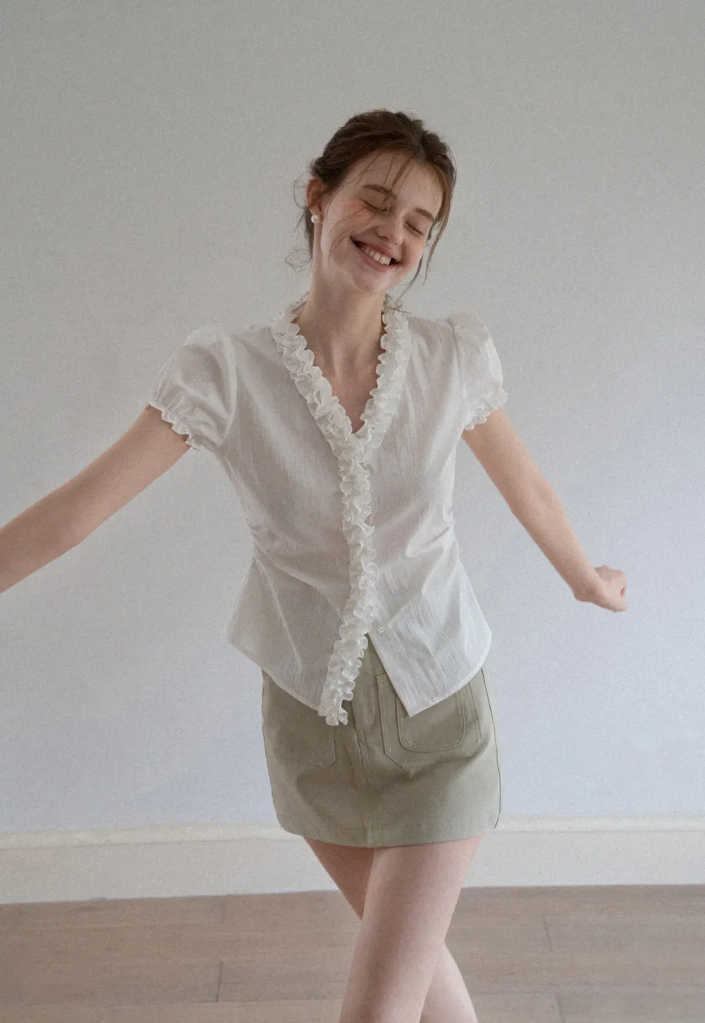 Women’s Ruffle V-Neck Puff-Sleeve Top