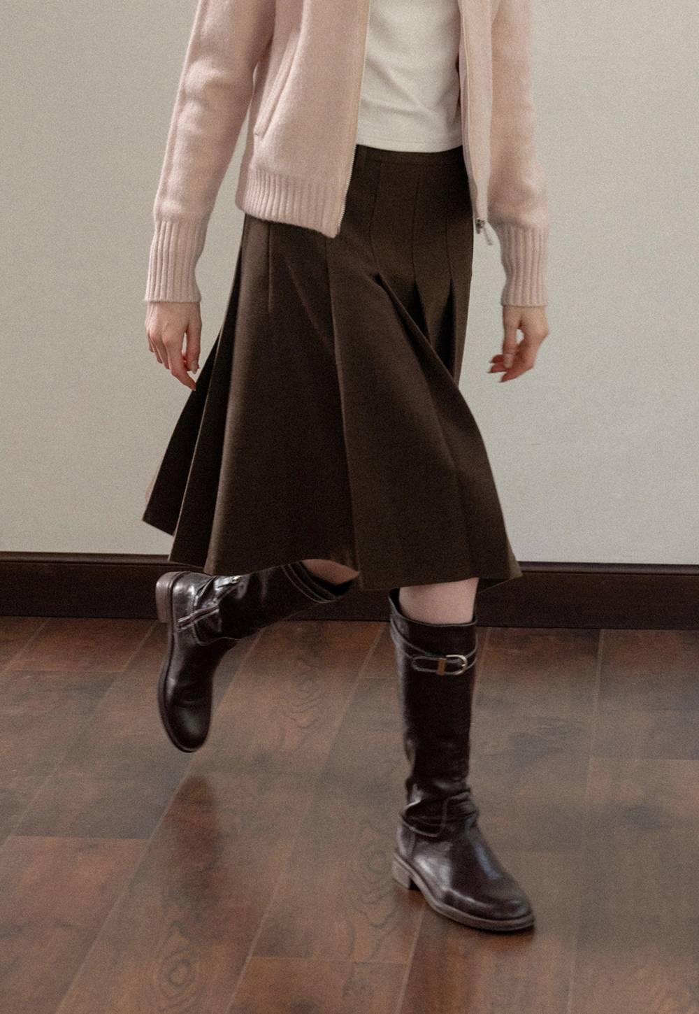 Women’s High-Waisted Pleated Skirt in Brown