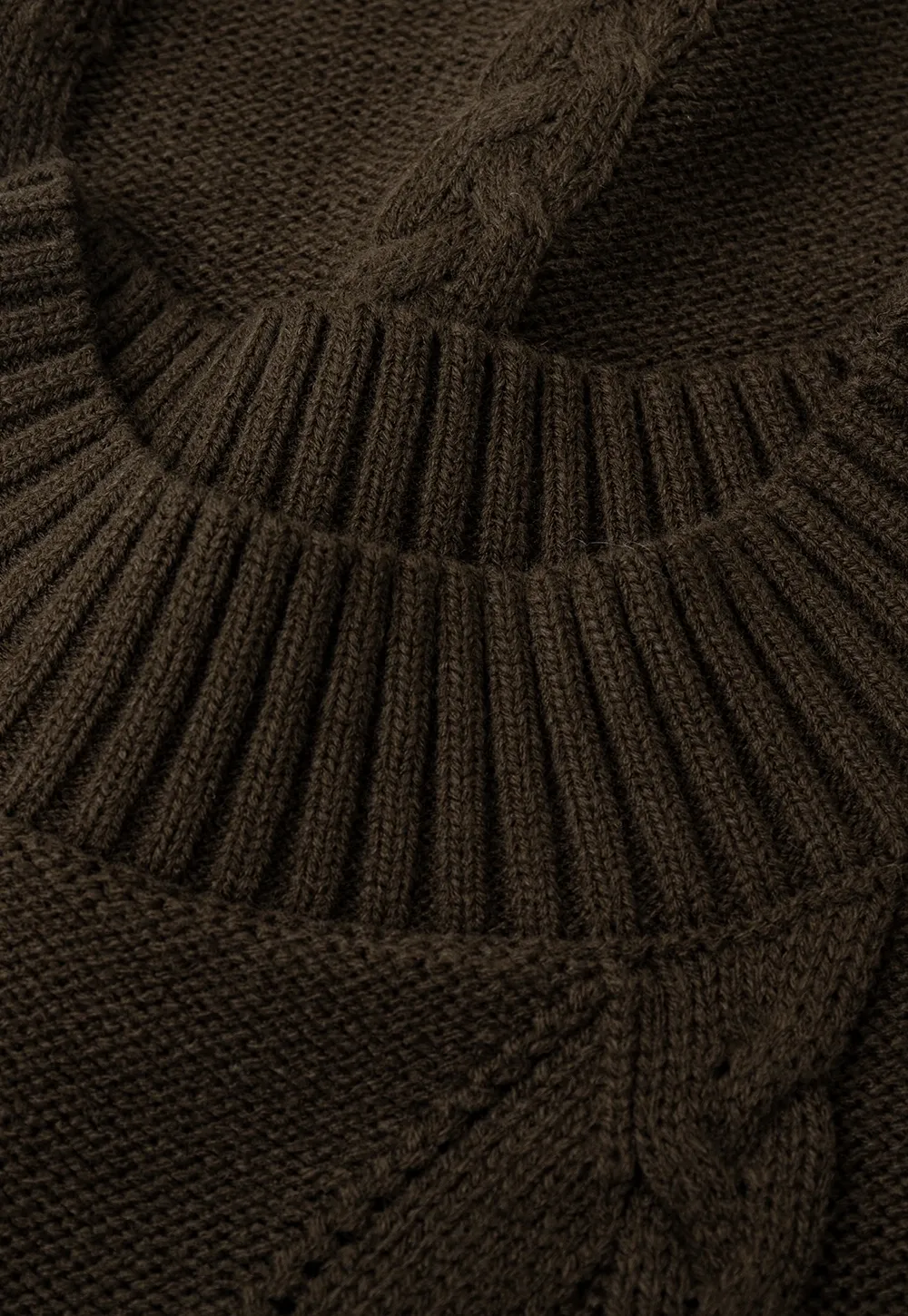 Ribbed Knit Sleeveless Sweater with Lace Trim