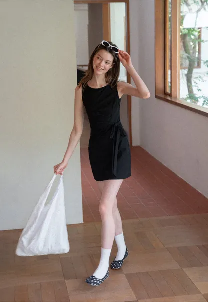 Robe mini sans manches à détail cache-cœur