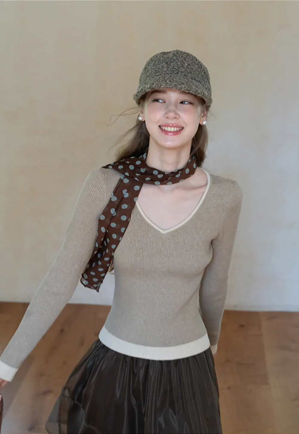 Womens V Neck Contrast Trim Knit Long Sleeve Top