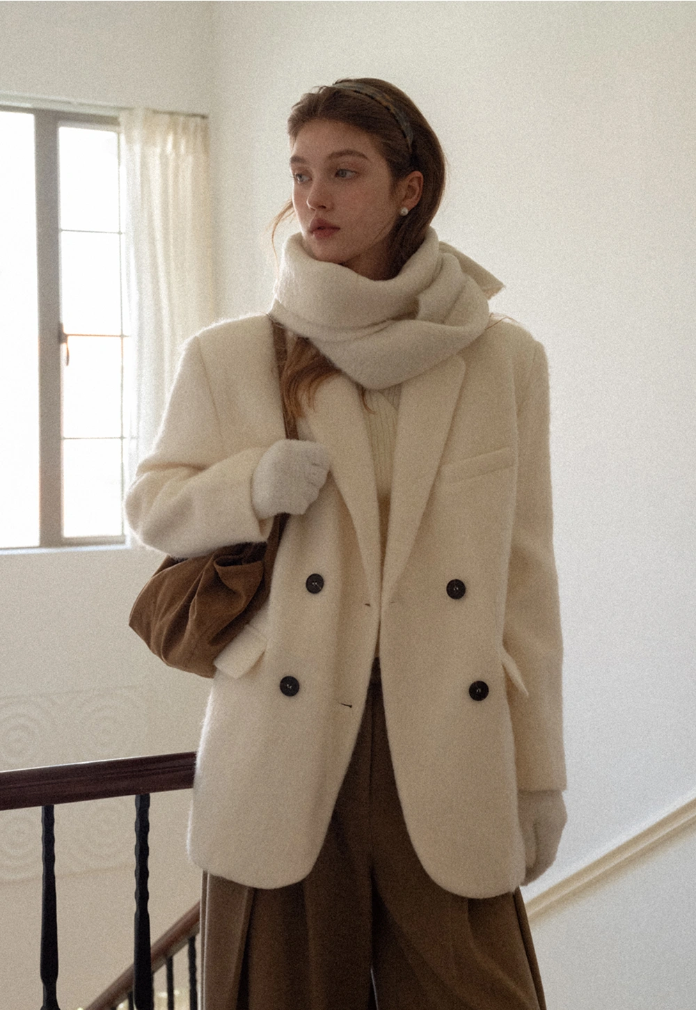 シックなホワイトウールのダブルボタンブレザーコート – EGGKA