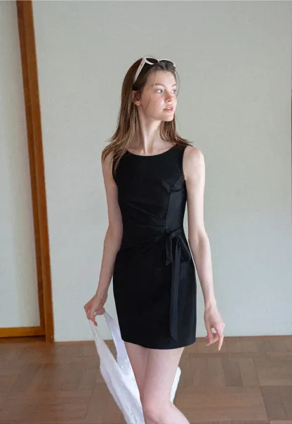 Robe mini sans manches à détail cache-cœur