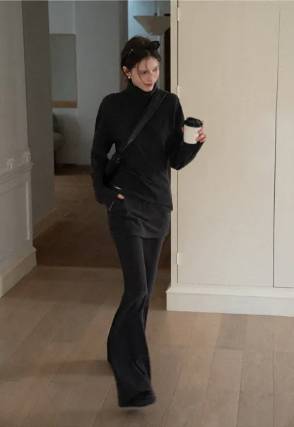 Elegant Two-Piece Turtleneck and Pants Set