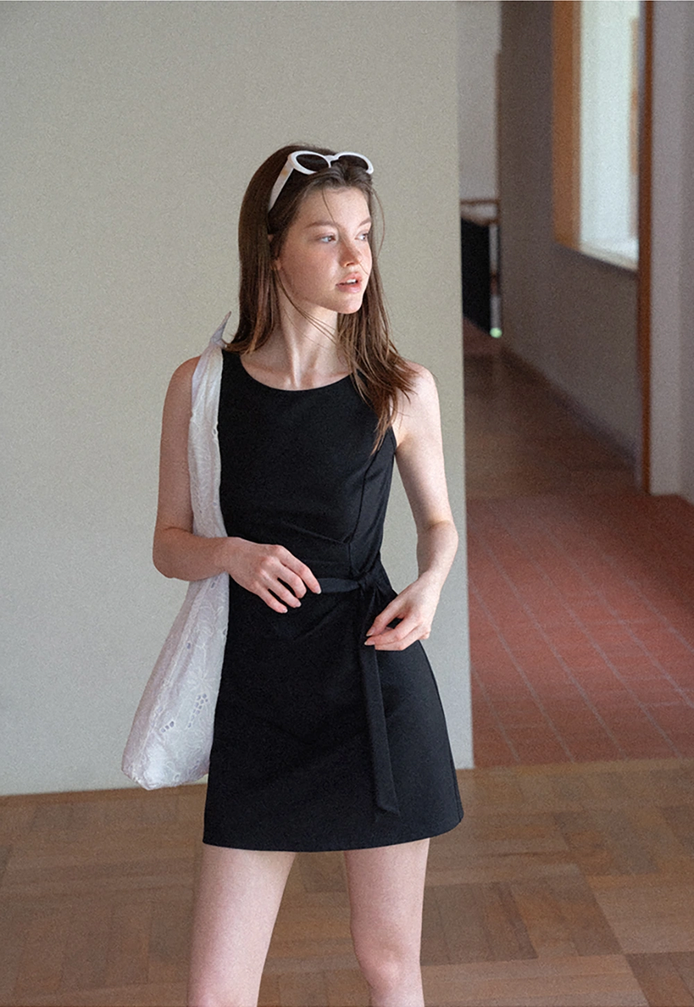 Robe mini sans manches à détail cache-cœur