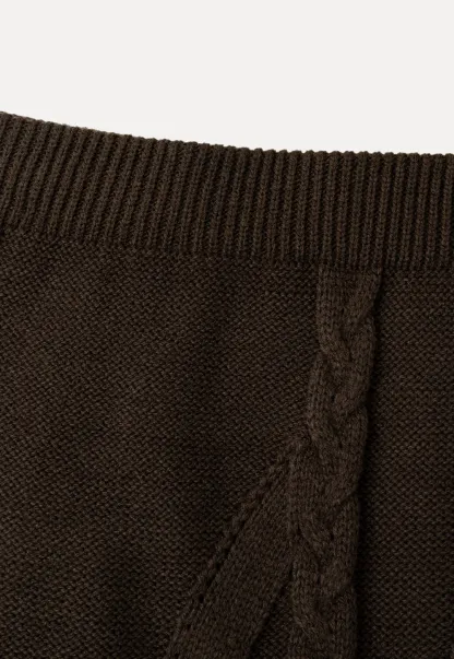 Ribbed Knit Sleeveless Sweater with Lace Trim