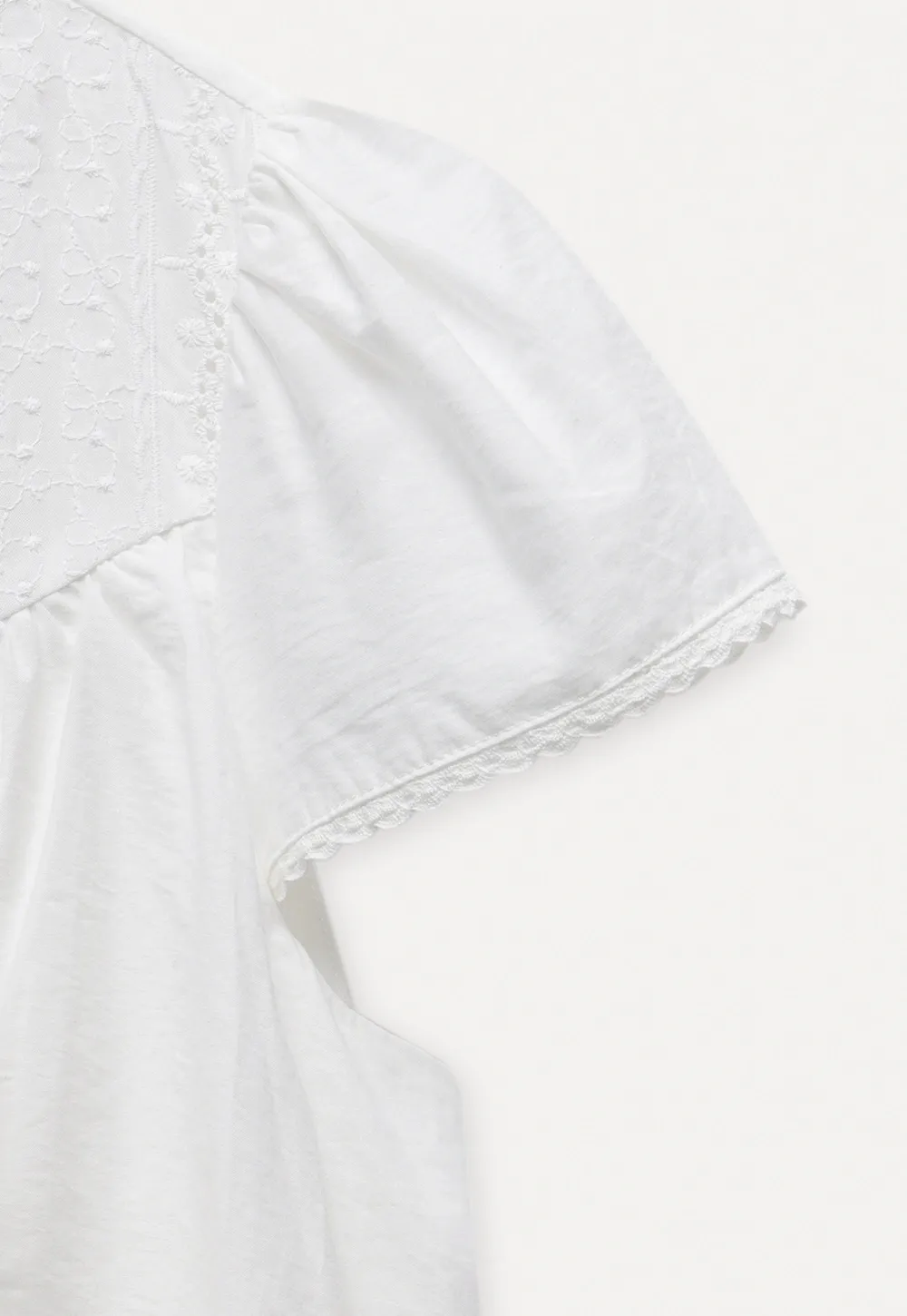 Women’s White Embroidered Button-Front Puff Sleeve Blouse