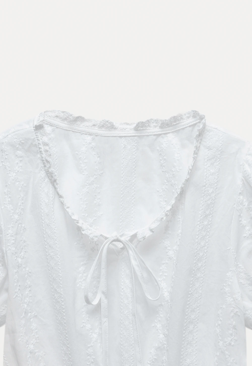 Women’s Tie-Neck Puff-Sleeve Lace Peplum Blouse