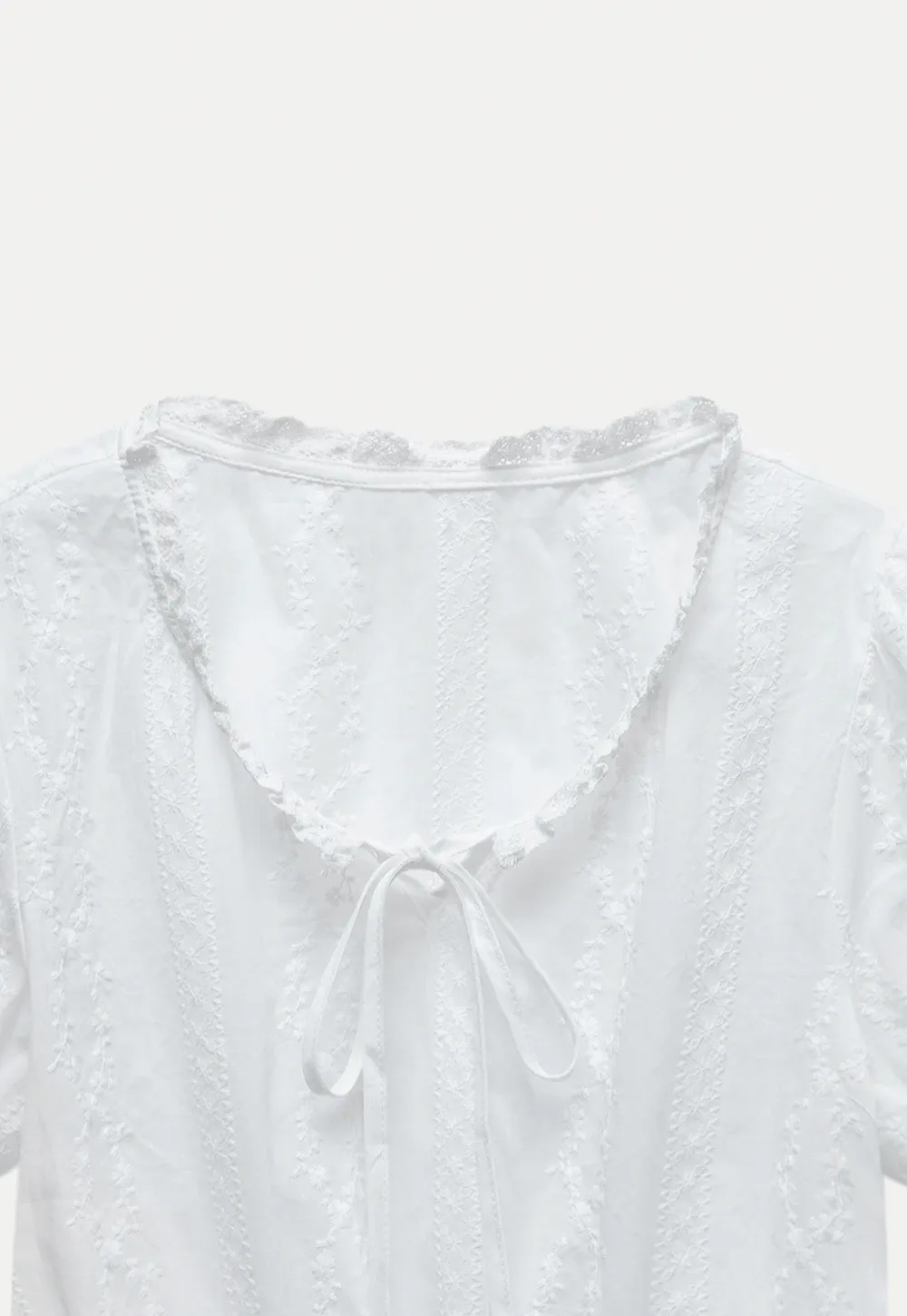 Women’s Tie-Neck Puff-Sleeve Lace Peplum Blouse