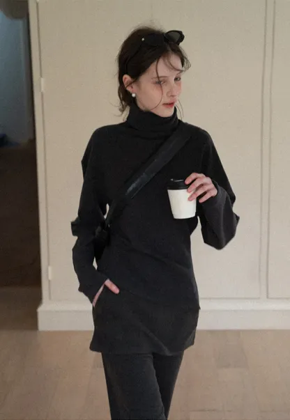 Elegant Two-Piece Turtleneck and Pants Set