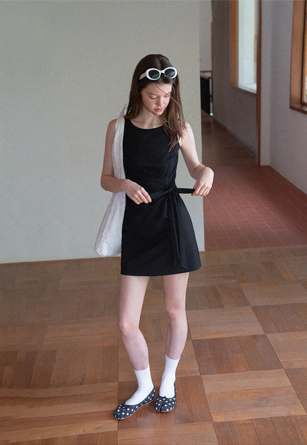 Robe mini sans manches à détail cache-cœur