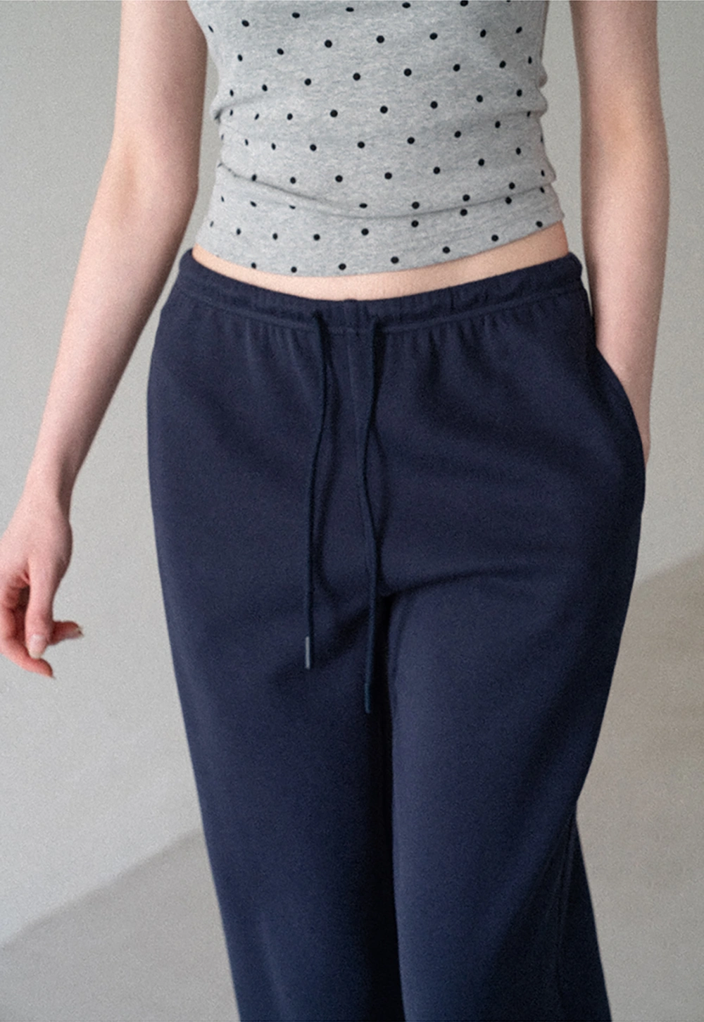 Freizeithose mit hohem Bund und Kordelzug, ausgestelltem Bein