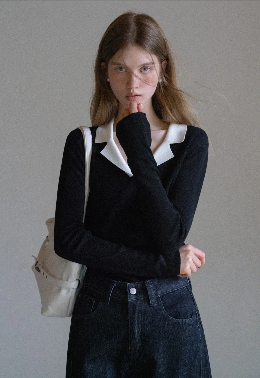 Elegant V-Neck Knit Top with Contrast Lapel Collar