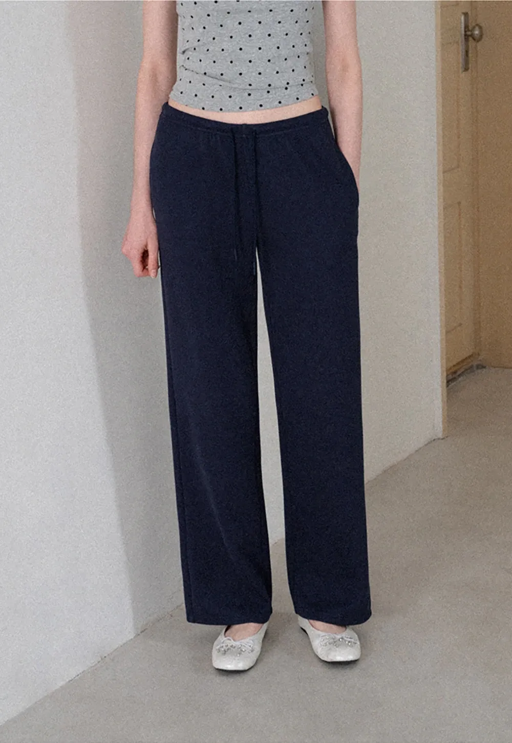 Freizeithose mit hohem Bund und Kordelzug, ausgestelltem Bein
