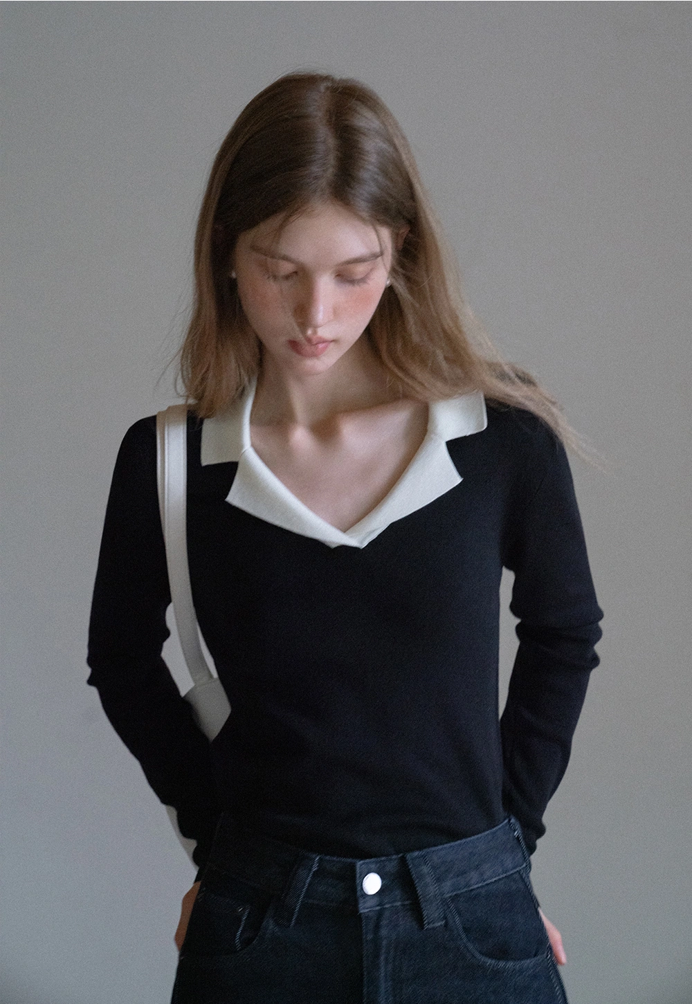 Elegant V-Neck Knit Top with Contrast Lapel Collar