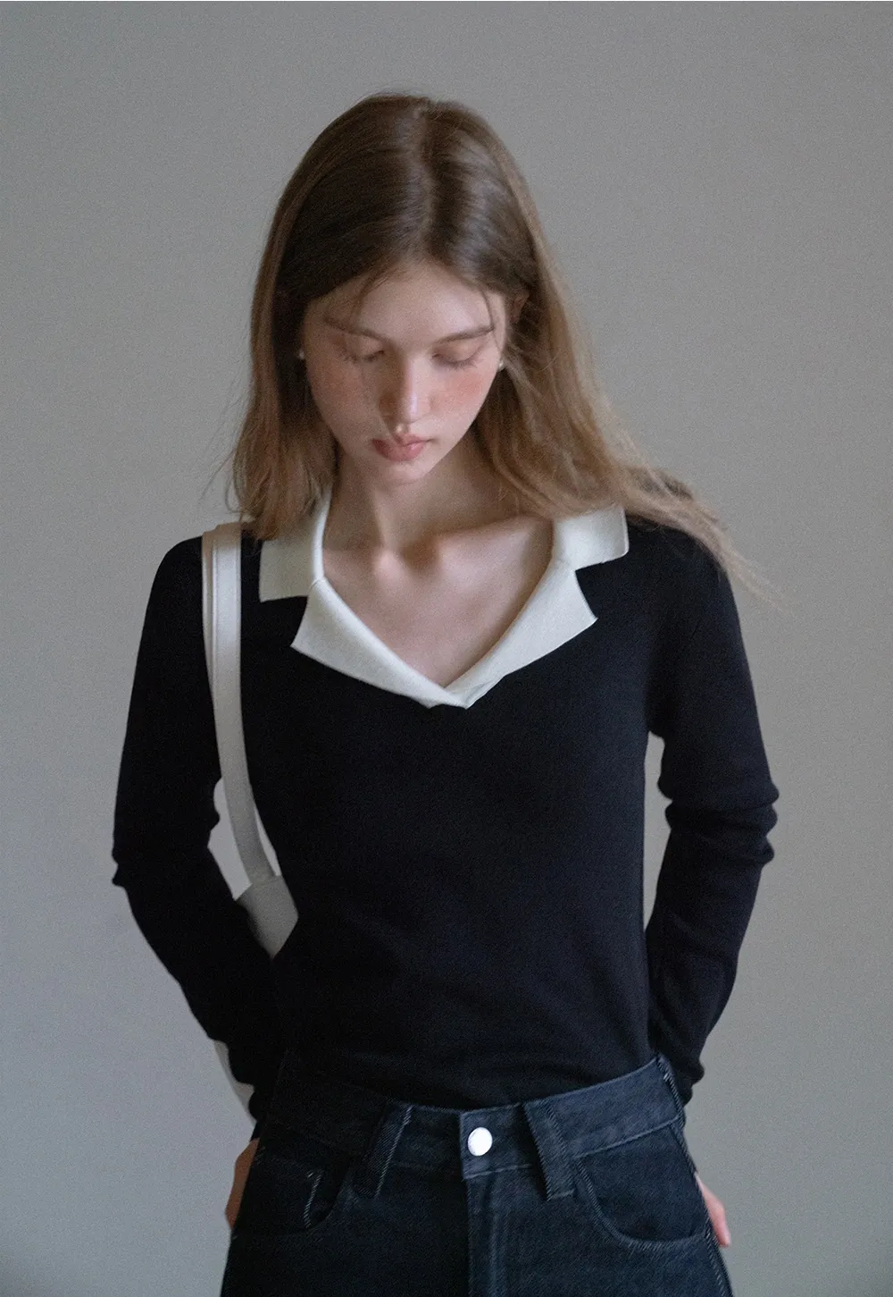 Elegant V-Neck Knit Top with Contrast Lapel Collar