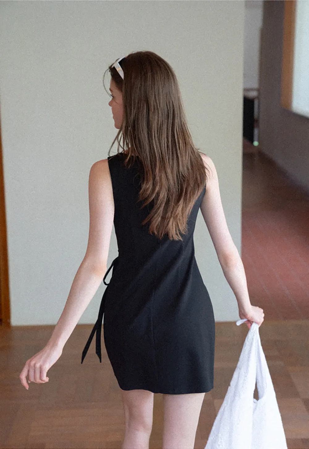 Robe mini sans manches à détail cache-cœur