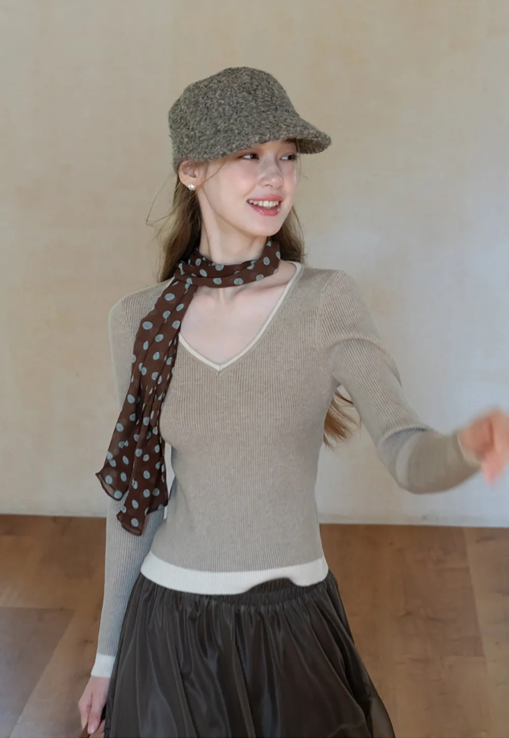 Womens V Neck Contrast Trim Knit Long Sleeve Top