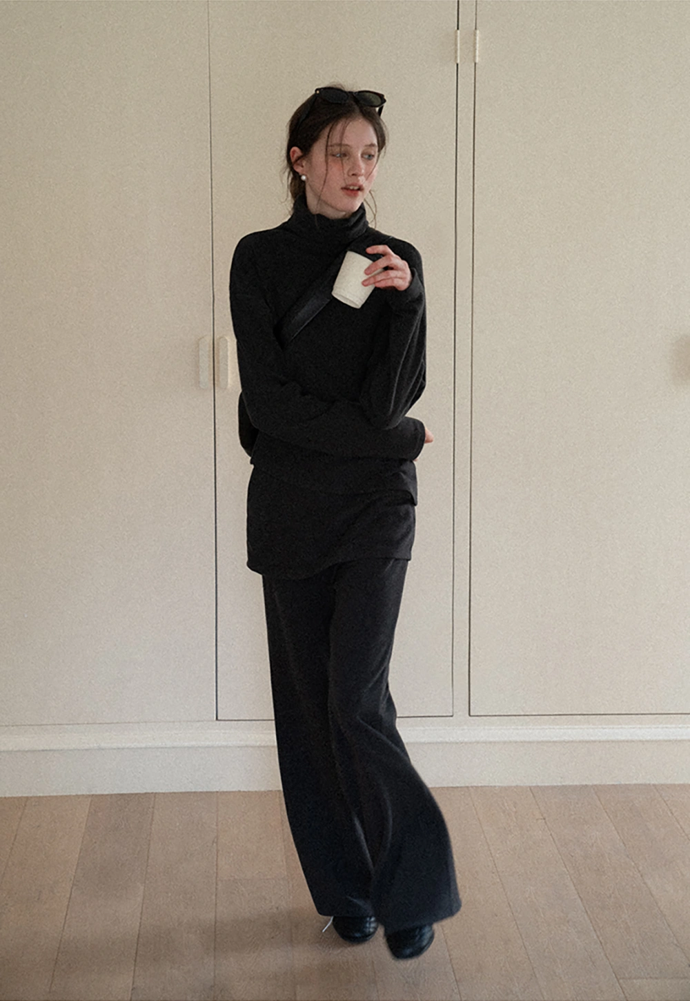 Elegant Two-Piece Turtleneck and Pants Set