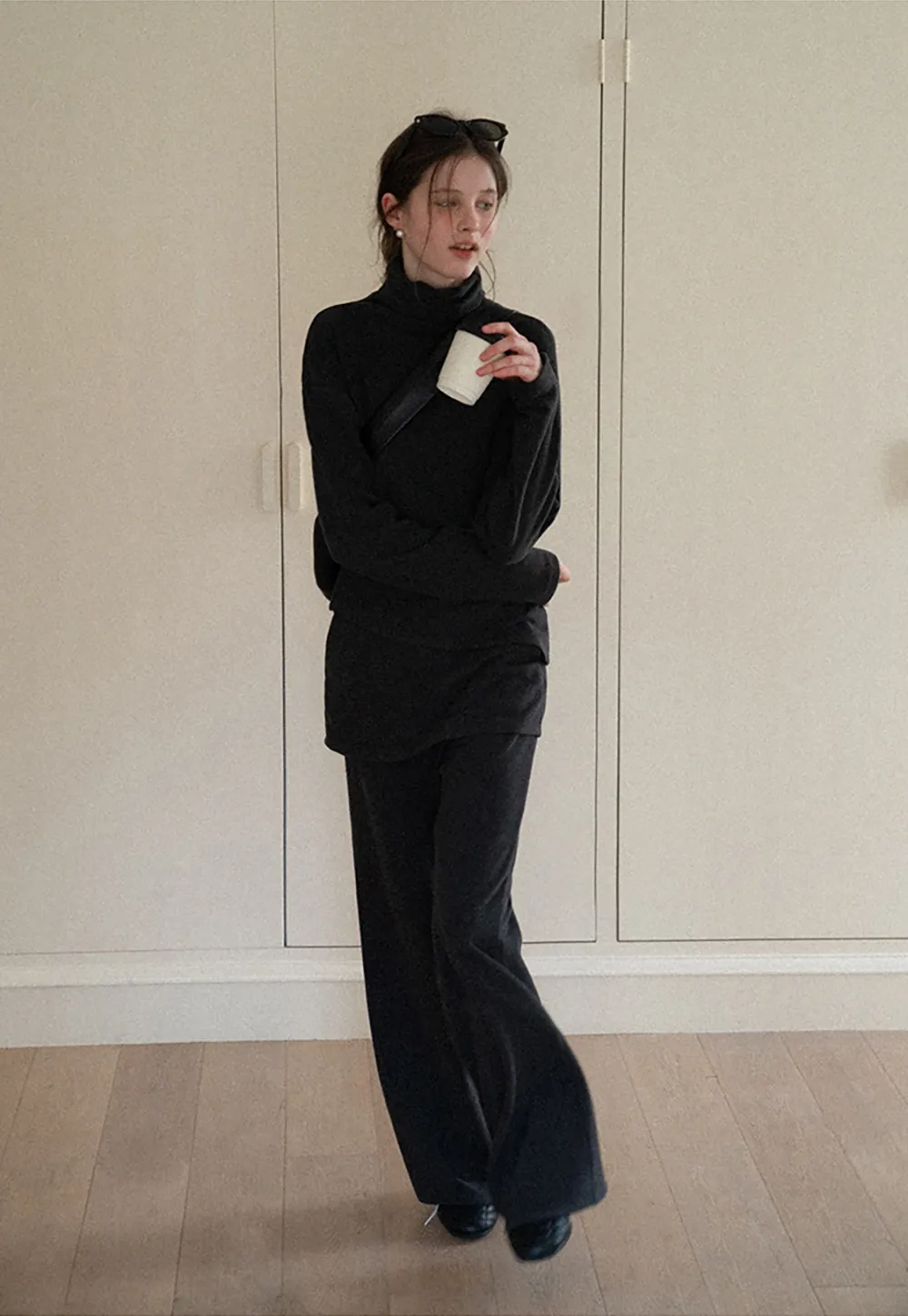 Elegant Two-Piece Turtleneck and Pants Set