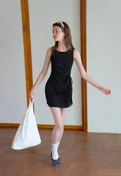 Robe mini sans manches à détail cache-cœur