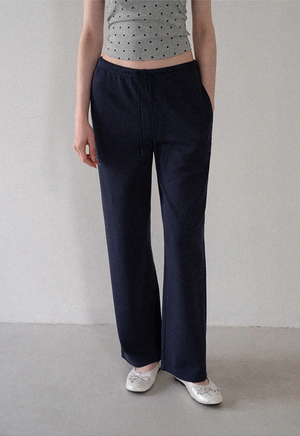 Freizeithose mit hohem Bund und Kordelzug, ausgestelltem Bein