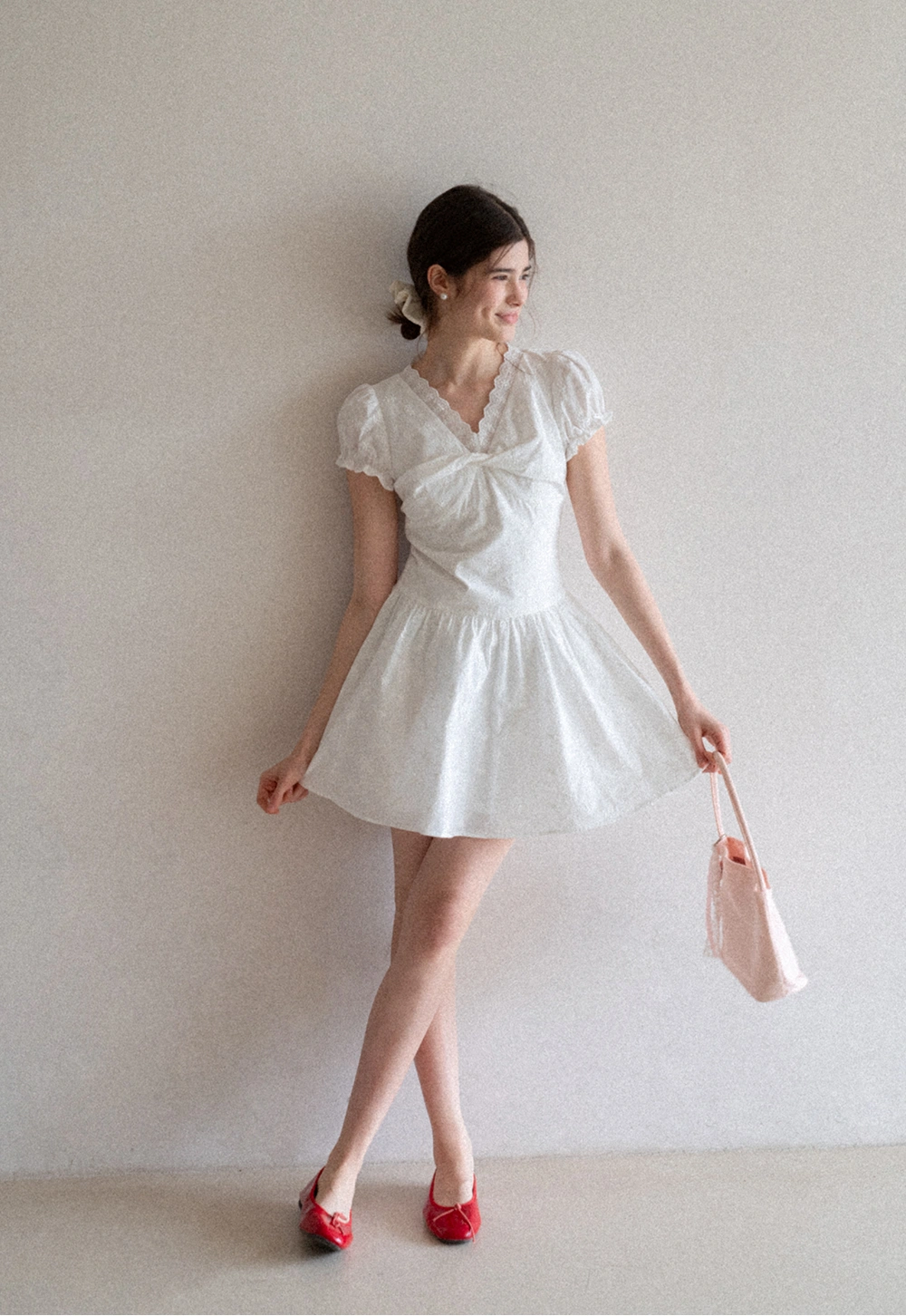 Short dress with puff sleeves and scalloped neckline