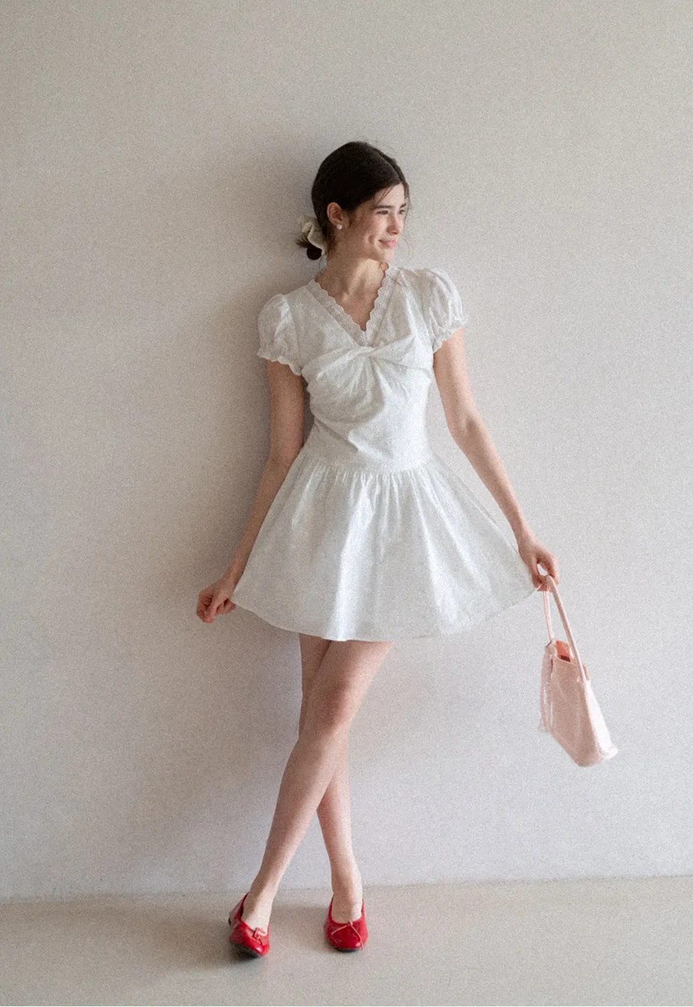 Short dress with puff sleeves and scalloped neckline