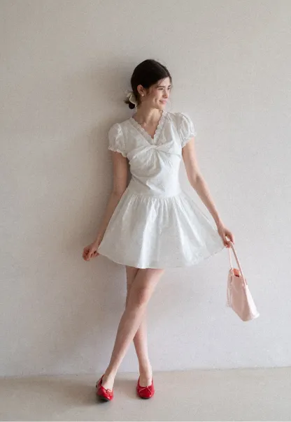 Short dress with puff sleeves and scalloped neckline