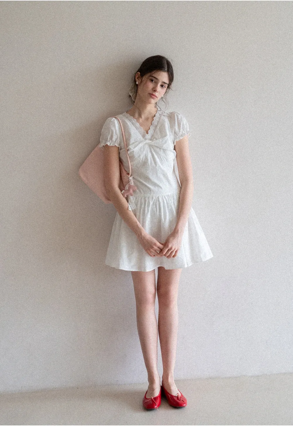 Short dress with puff sleeves and scalloped neckline