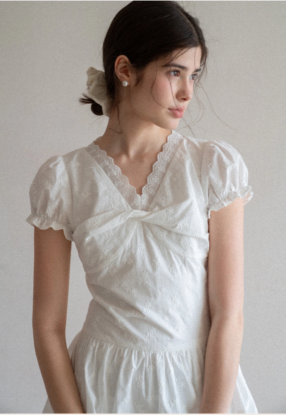 Short dress with puff sleeves and scalloped neckline