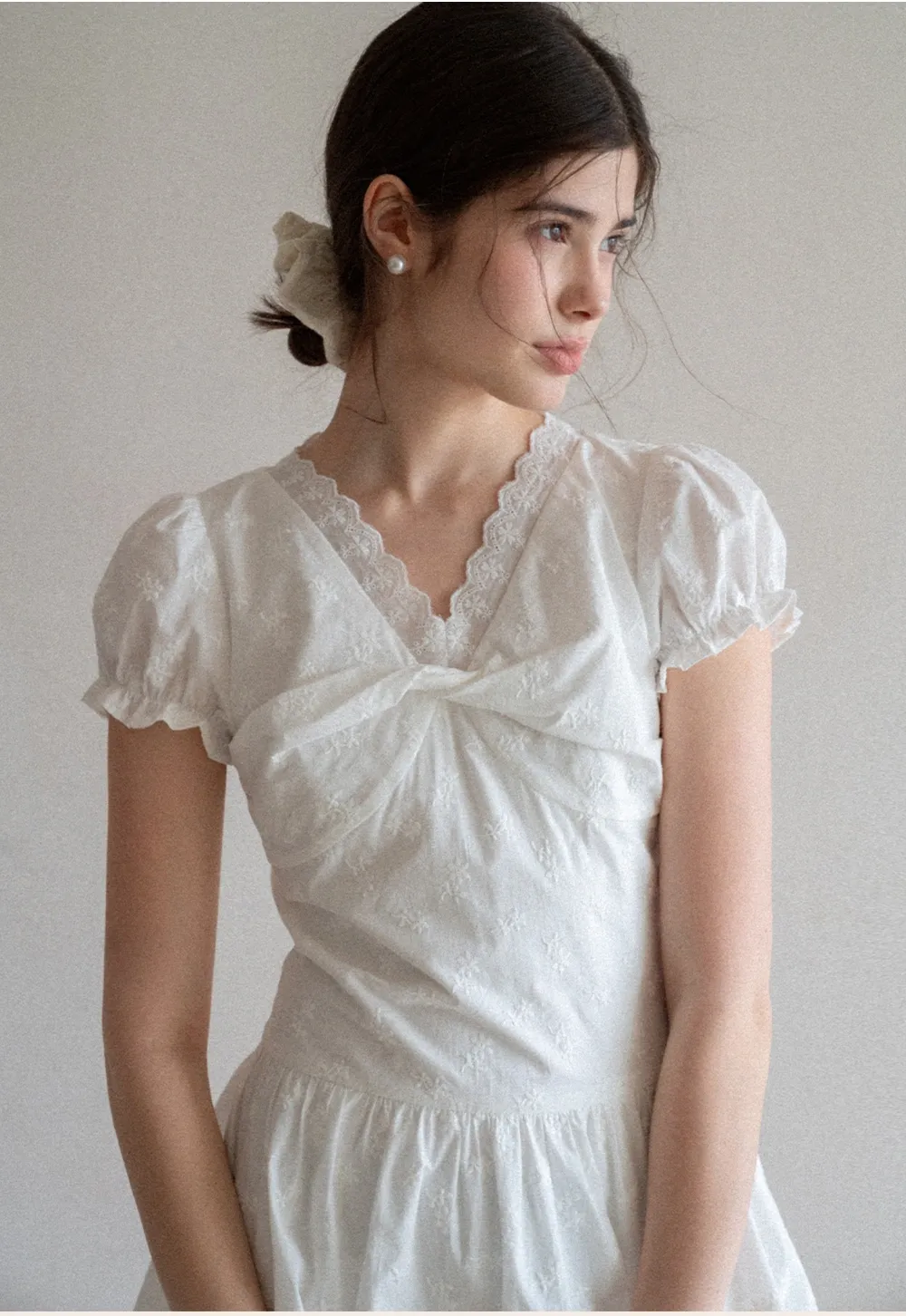 Short dress with puff sleeves and scalloped neckline