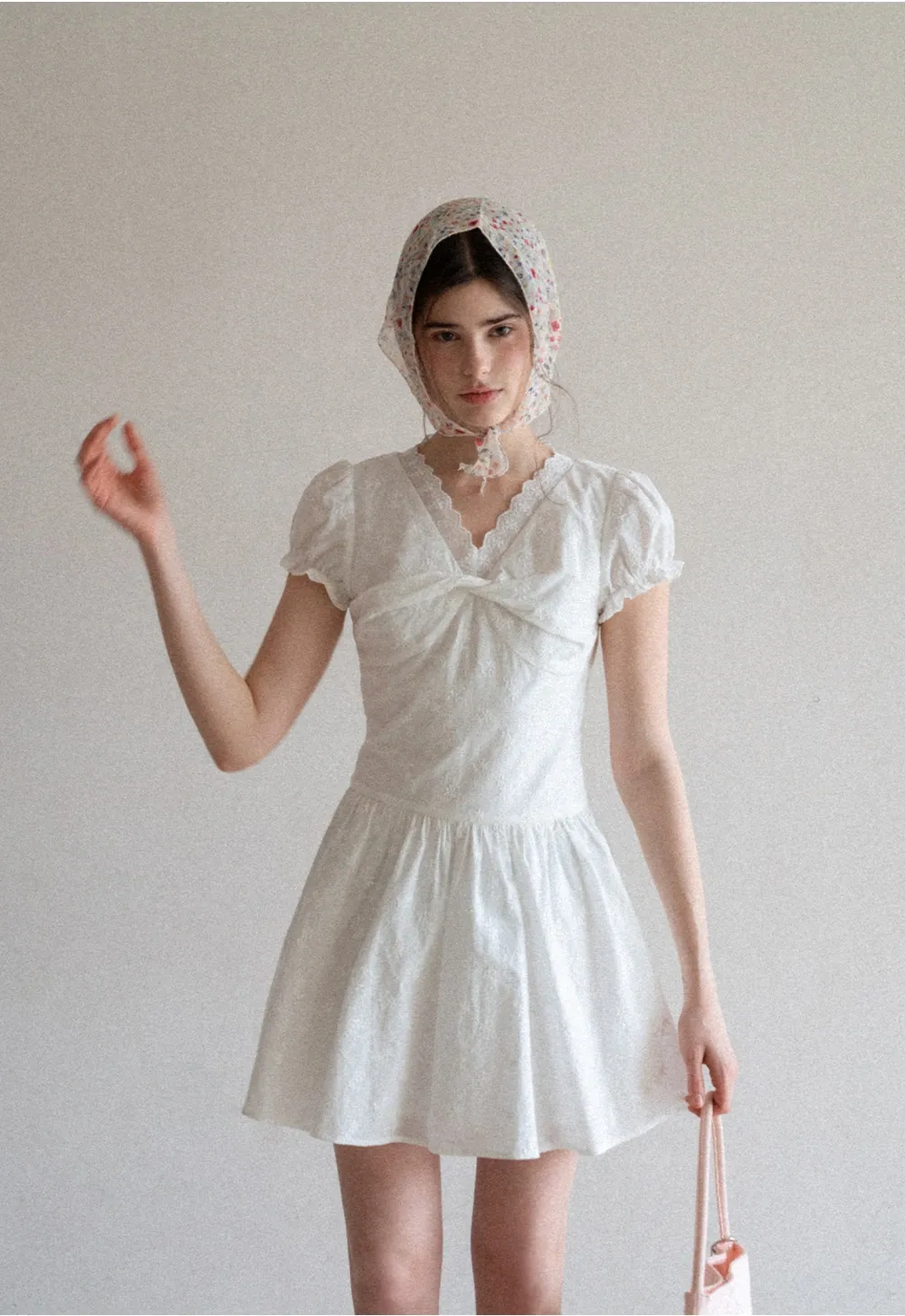 Short dress with puff sleeves and scalloped neckline