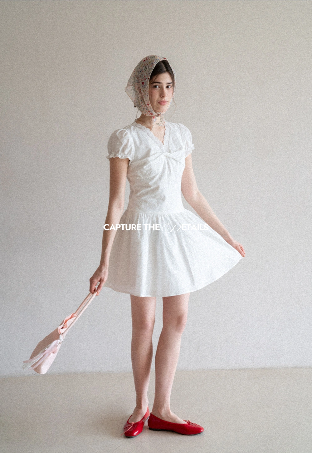 Short dress with puff sleeves and scalloped neckline