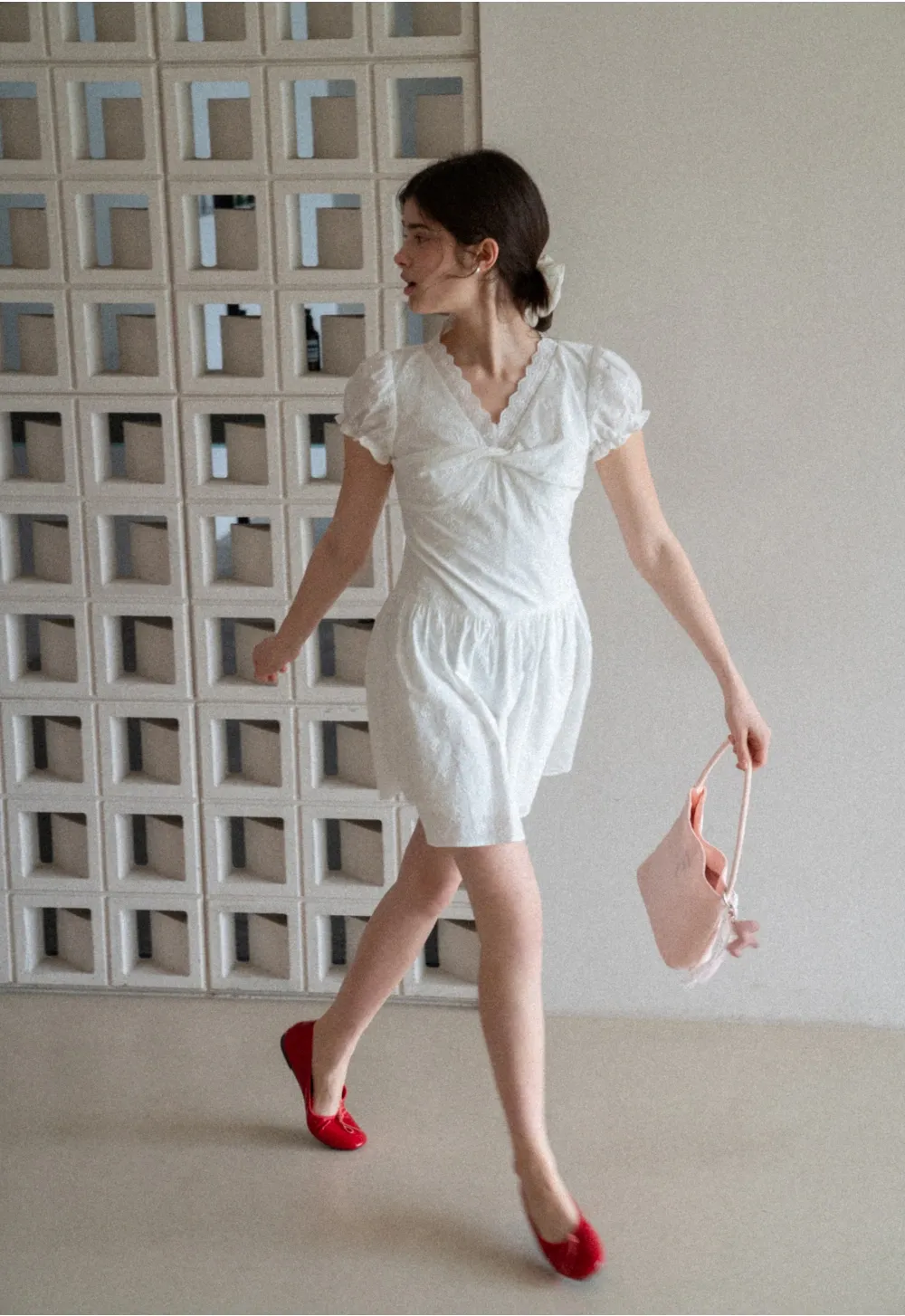 Short dress with puff sleeves and scalloped neckline