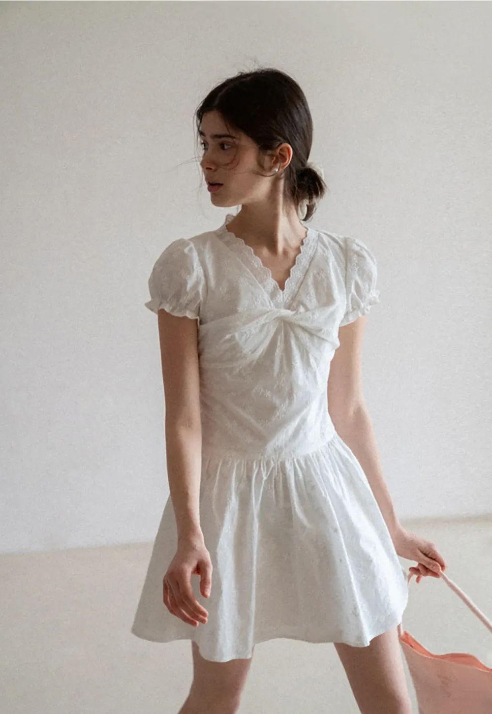 Short dress with puff sleeves and scalloped neckline