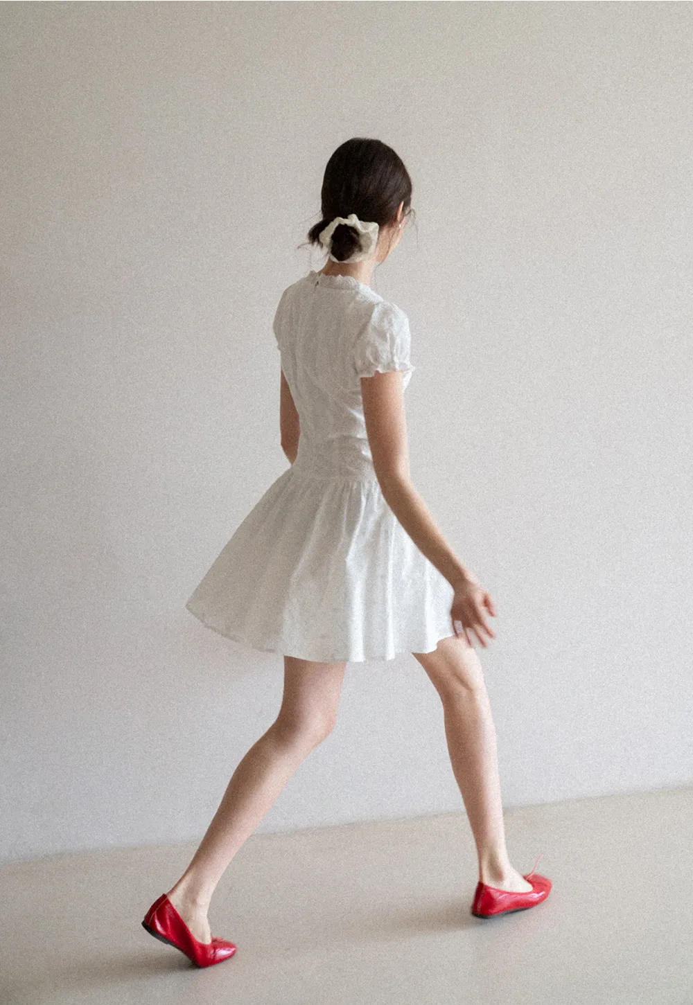 Short dress with puff sleeves and scalloped neckline