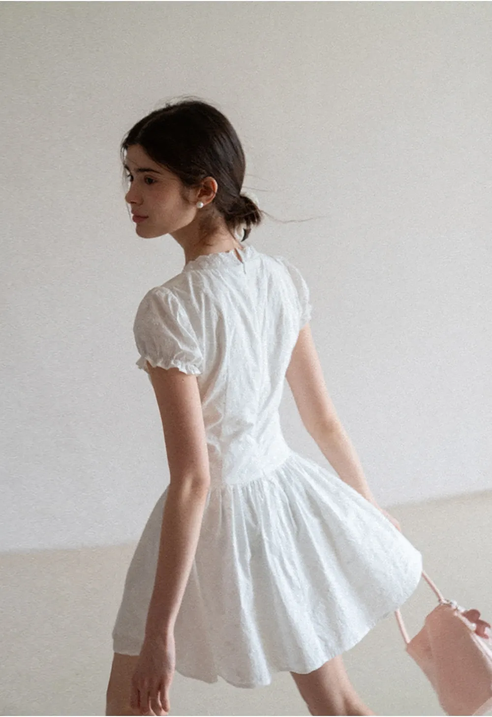 Short dress with puff sleeves and scalloped neckline