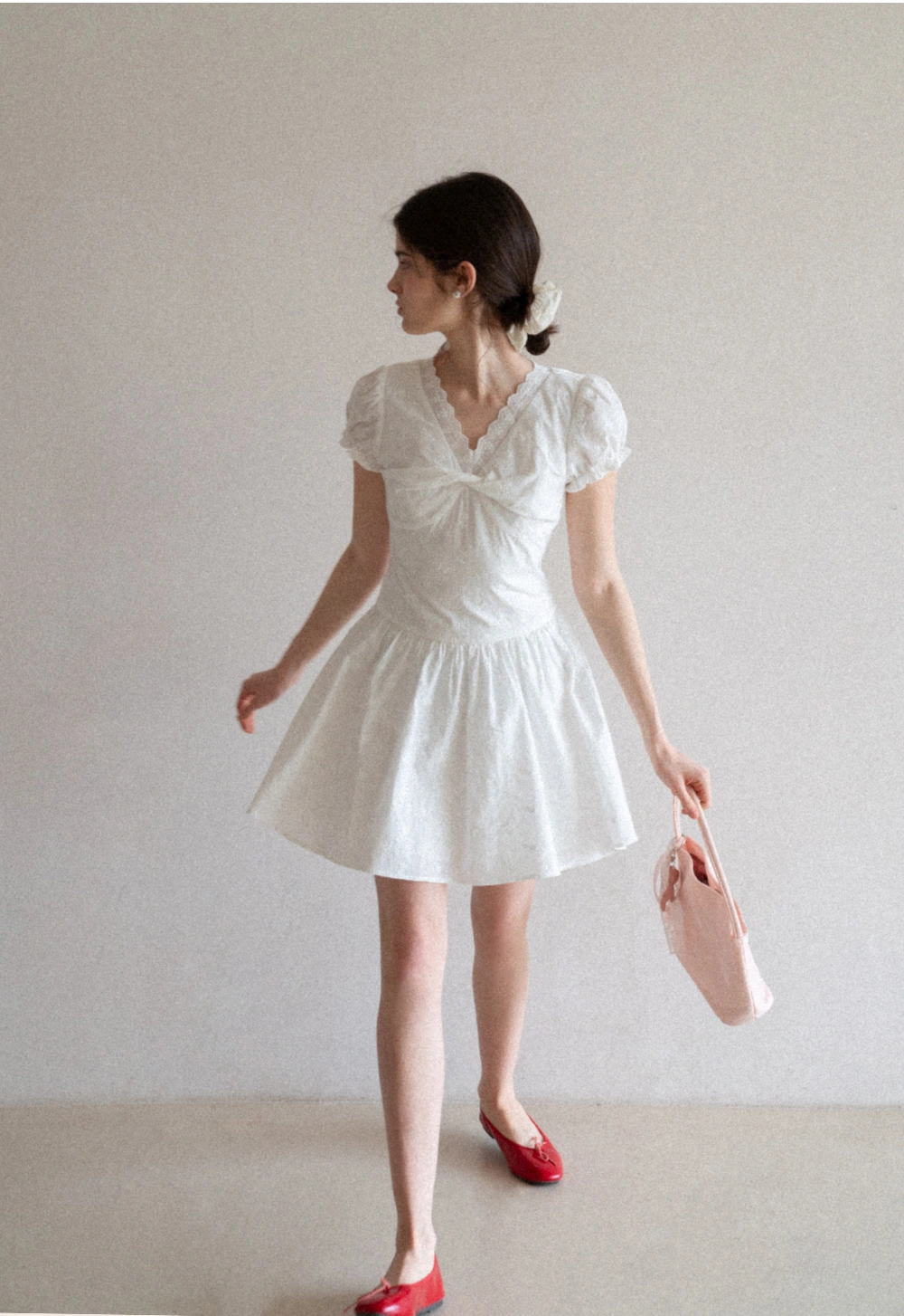 Short dress with puff sleeves and scalloped neckline