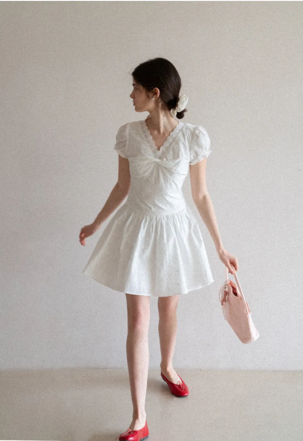 Short dress with puff sleeves and scalloped neckline