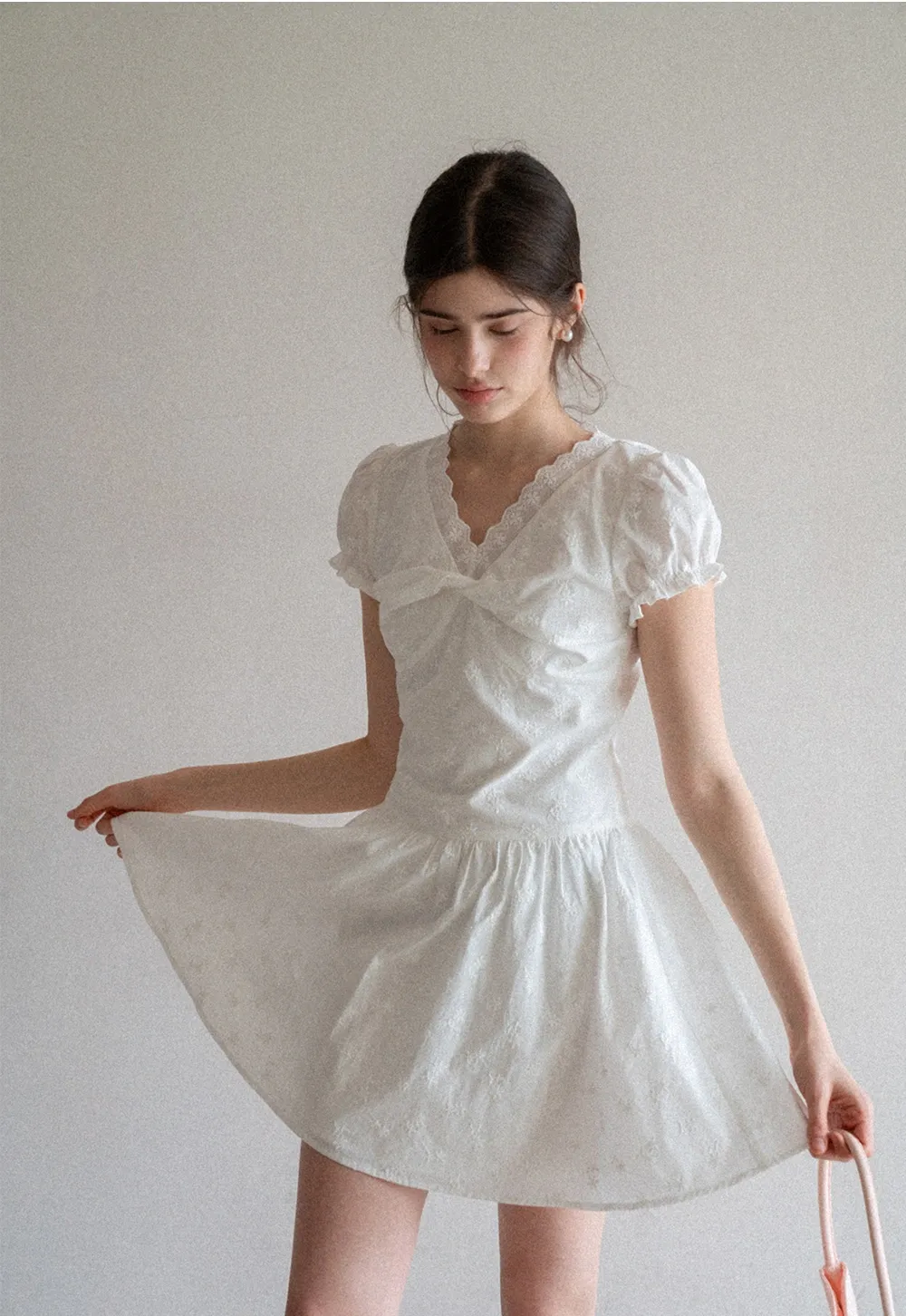 Short dress with puff sleeves and scalloped neckline