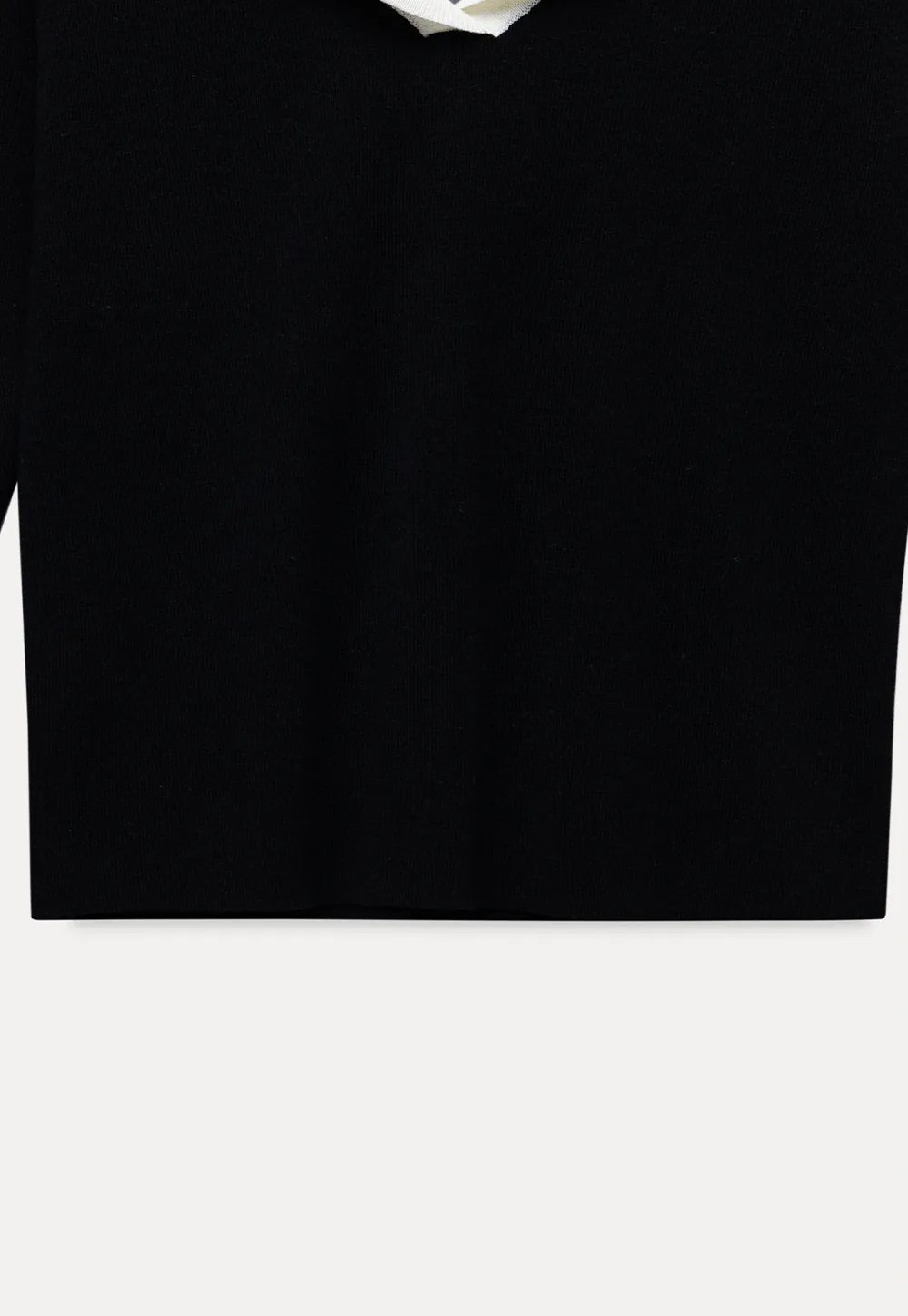 Elegant V-Neck Knit Top with Contrast Lapel Collar