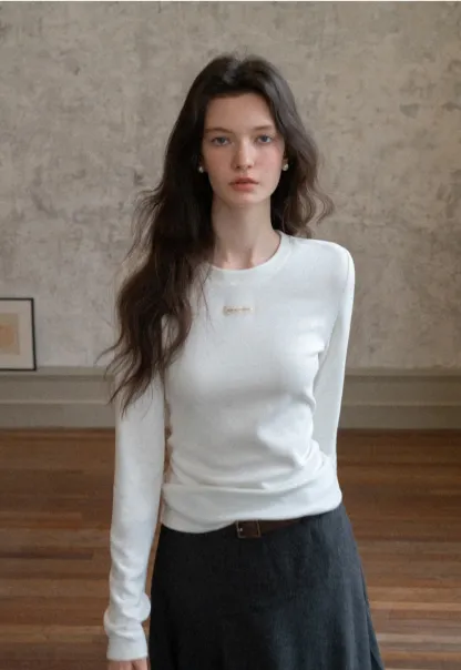 Women Simple Long Sleeve Knit Top with Logo Patch